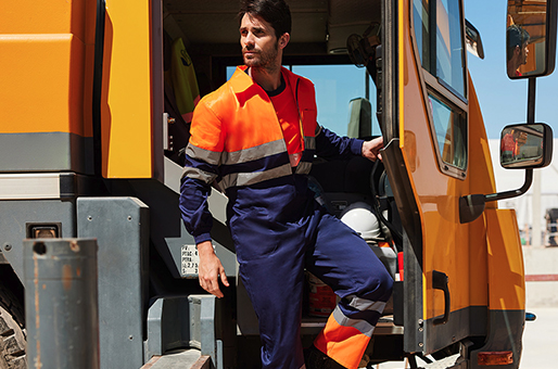 trabajador vestido con vestuario de alta visibilidad